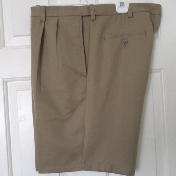 Haggar Mens Pleated Front Camel Tan Expandable Waist Golf Short Pant - Size 38W - Picture 1 of 2